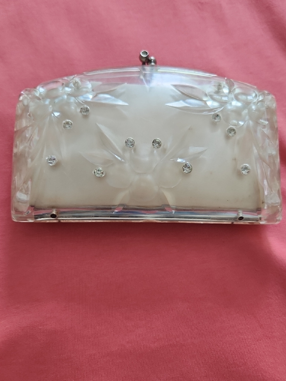 VTG CLEAR LUCITE CLUTCH BAG PURSE BERRY CUT DESIGN W/ RHINESTONES. CREAM INSERT